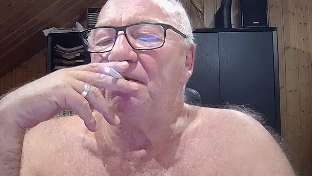 Snapshot of biggandybig chatting on 11.15.25 biggandybig online show from 11.15.25