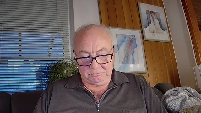 Snapshot of biggandybig chatting on 11.24.25 biggandybig online show from 11.24.25