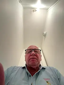 Snapshot of biggandybig chatting on 11.30.25 biggandybig online show from 11.30.25