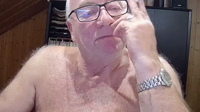 Snapshot of biggandybig chatting on 12.15.25 biggandybig online show from 12.15.25