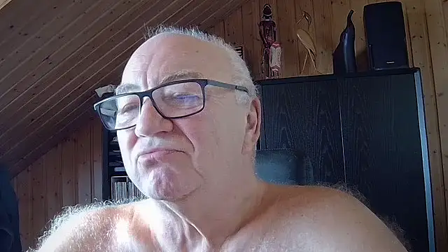 Snapshot of biggandybig chatting on 12.17.25 biggandybig online show from 12.17.25