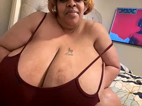 Missredboneo12 online show from 11.15.25