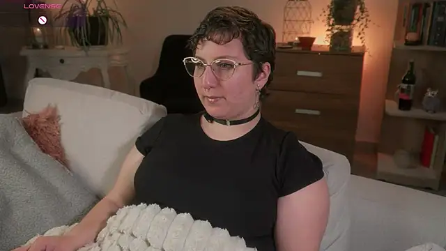 Snapshot of Ximenna_Cruz chatting on 11.16.25 Ximenna Cruz online show from 11.16.25