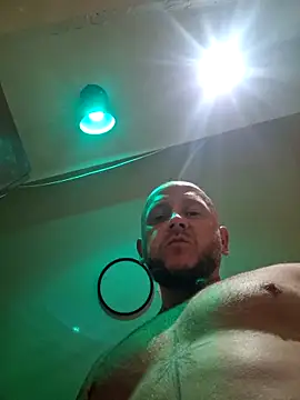 Snapshot of RomWoolf chatting on 12.12.24 RomWoolf online show from 12.12.24