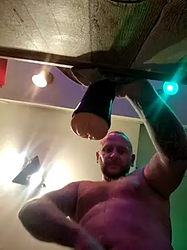 Snapshot of RomWoolf chatting on 02.24.25 RomWoolf online show from 02.24.25