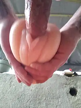 Snapshot of RomWoolf chatting on 03.10.25 RomWoolf online show from 03.10.25