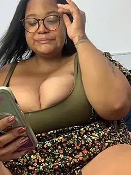 Snapshot of SweetLizzyBBW chatting on 08.04.26 SweetLizzyBBW online show from 08.04.26