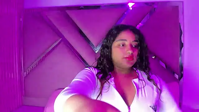 Sofia Hernandez  online show from 10.25.25