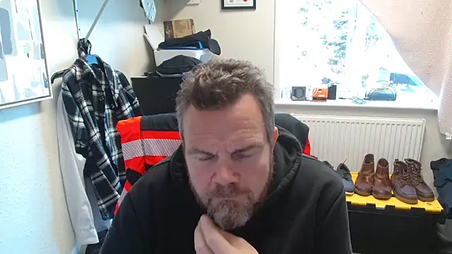 Snapshot of toptugger chatting on 12.03.25 toptugger online show from 12.03.25