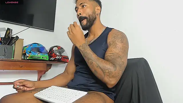 Snapshot of Xander_Str0ng chatting on 12.05.25 Xander Str0ng online show from 12.05.25