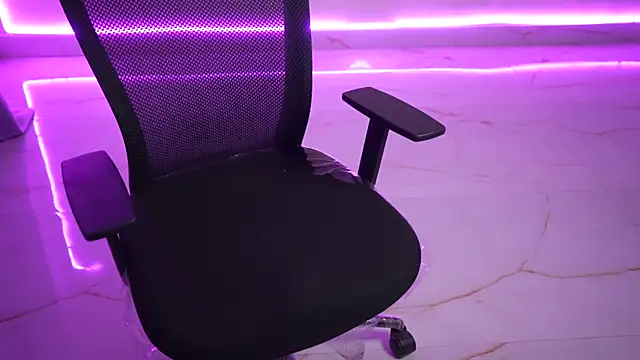 Snapshot of only_aleesha chatting on 12.14.25 only aleesha online show from 12.14.25