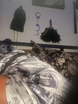 Snapshot of CUMQUEEN-XXX69 chatting on 11.17.25 CUMQUEEN-XXX69 online show from 11.17.25