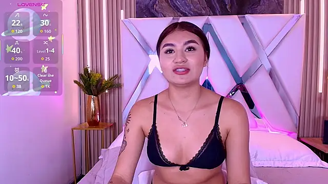 Snapshot of Zayda_1 chatting on 12.13.25 Zayda 1 online show from 12.13.25