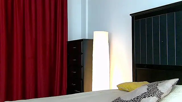 Snapshot of Yanira_Muslim chatting on 11.18.25 Yanira Muslim online show from 11.18.25