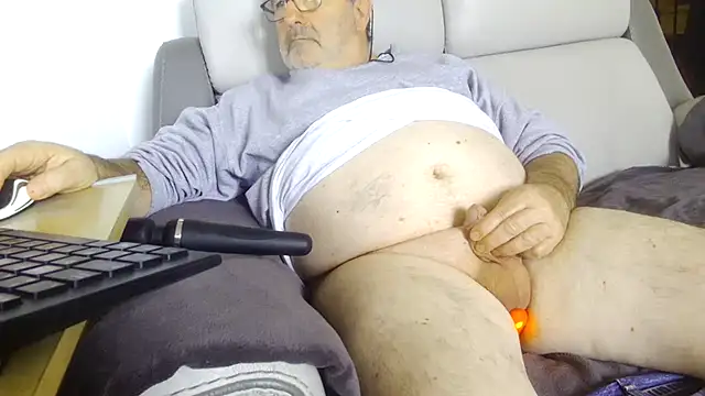 Snapshot of gillou1234 chatting on 11.08.25 gillou1234 online show from 11.08.25