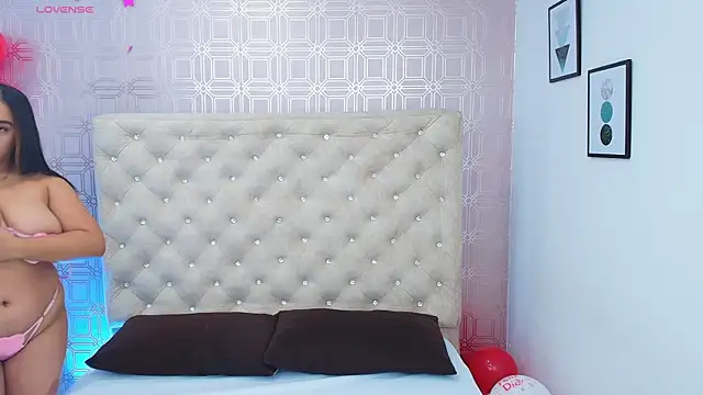 Snapshot of Sara_Desire chatting on 02.14.25 Sara Desire online show from 02.14.25