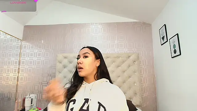 Snapshot of Sara_Desire chatting on 02.22.25 Sara Desire online show from 02.22.25