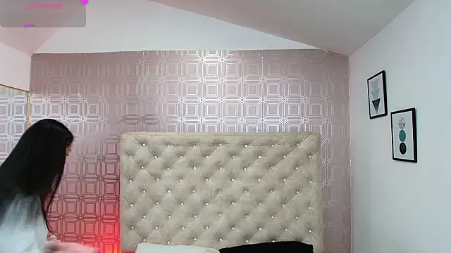 Snapshot of Sara_Desire chatting on 03.06.25 Sara Desire online show from 03.06.25