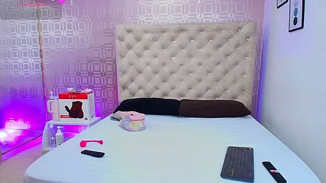 Snapshot of Sara_Desire chatting on 03.15.25 Sara Desire online show from 03.15.25