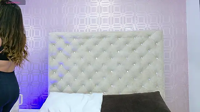 Snapshot of Sara_Desire chatting on 09.09.25 Sara Desire online show from 09.09.25