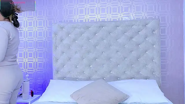 Snapshot of Sara_Desire chatting on 09.14.25 Sara Desire online show from 09.14.25