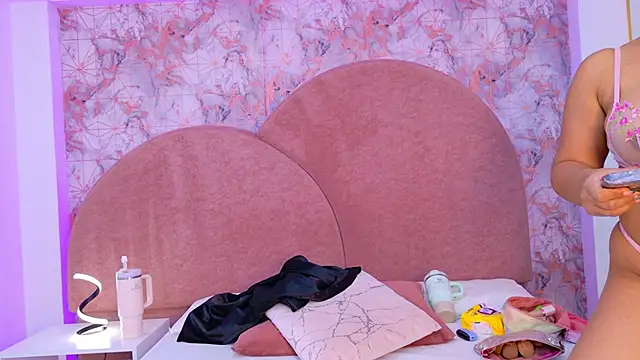 Snapshot of Sara_Desire chatting on 09.26.25 Sara Desire online show from 09.26.25