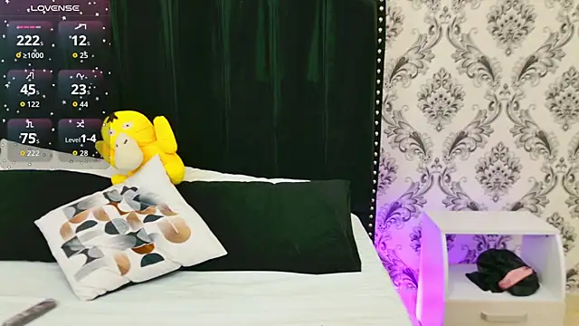 Snapshot of Sara_Desire chatting on 10.01.25 Sara Desire online show from 10.01.25