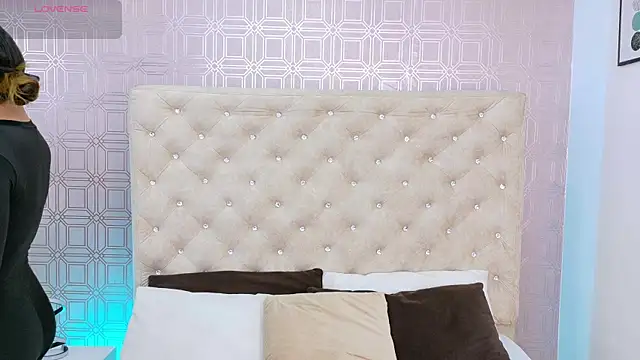 Snapshot of Sara_Desire chatting on 10.04.25 Sara Desire online show from 10.04.25