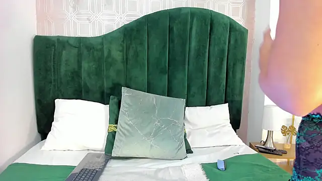 Snapshot of Sara_Desire chatting on 10.08.25 Sara Desire online show from 10.08.25