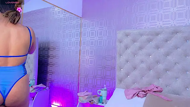 Snapshot of Sara_Desire chatting on 10.09.25 Sara Desire online show from 10.09.25