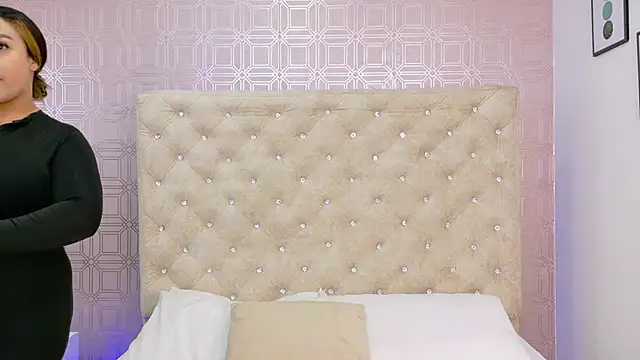 Snapshot of Sara_Desire chatting on 10.10.25 Sara Desire online show from 10.10.25