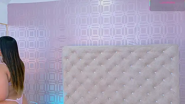 Snapshot of Sara_Desire chatting on 11.23.25 Sara Desire online show from 11.23.25