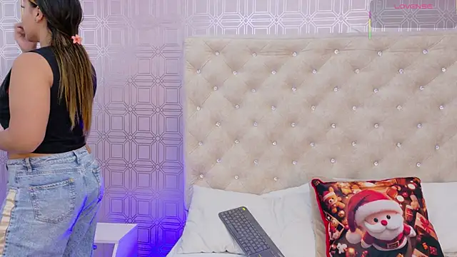 Snapshot of Sara_Desire chatting on 11.25.25 Sara Desire online show from 11.25.25