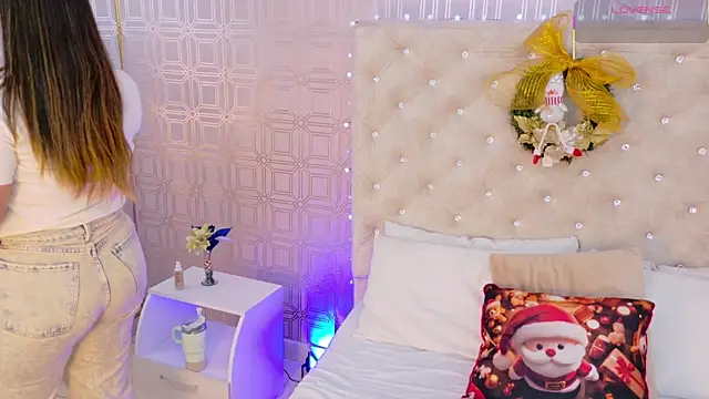 Snapshot of Sara_Desire chatting on 11.27.25 Sara Desire online show from 11.27.25