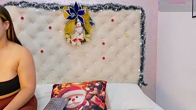 Snapshot of Sara_Desire chatting on 11.28.25 Sara Desire online show from 11.28.25