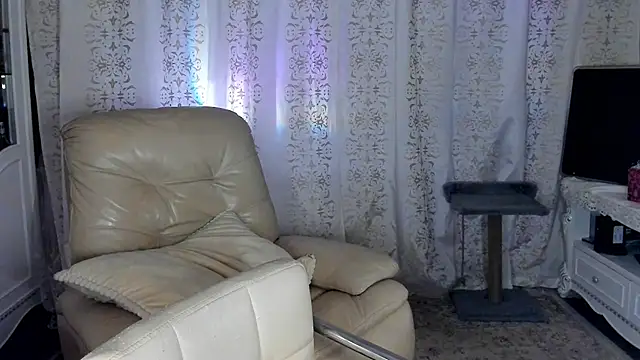 AprilHilll online show from 01.30.25