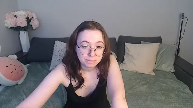 Snapshot of Mini_Diva chatting on 03.21.25 Mini Diva online show from 03.21.25