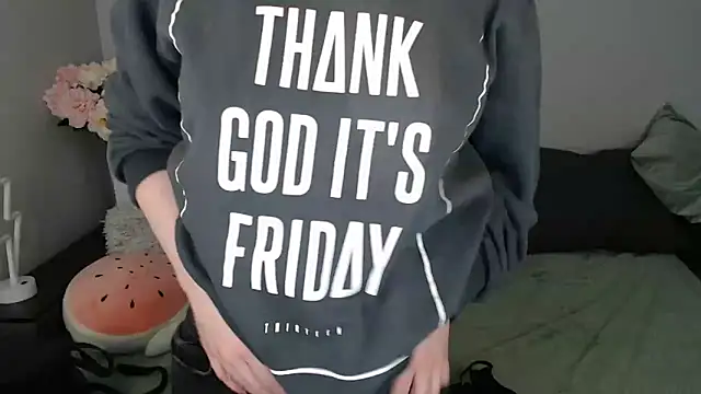 Snapshot of Mini_Diva chatting on 10.22.25 Mini Diva online show from 10.22.25