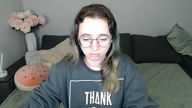 Snapshot of Mini_Diva chatting on 10.24.25 Mini Diva online show from 10.24.25