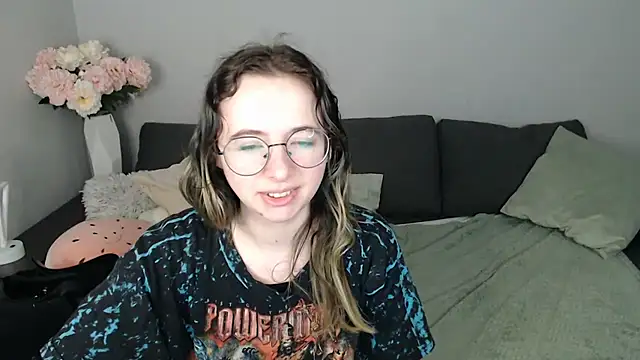 Snapshot of Mini_Diva chatting on 10.26.25 Mini Diva online show from 10.26.25