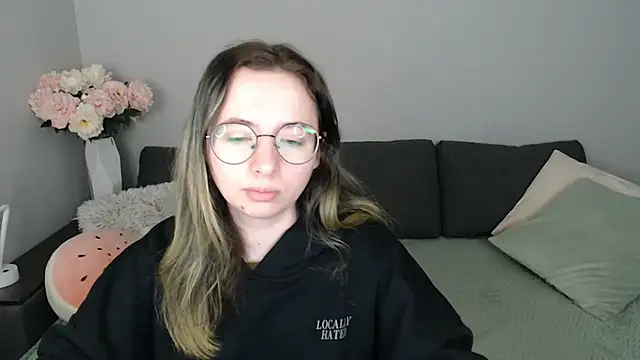 Snapshot of Mini_Diva chatting on 10.28.25 Mini Diva online show from 10.28.25