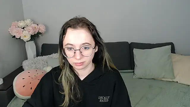 Snapshot of Mini_Diva chatting on 10.29.25 Mini Diva online show from 10.29.25