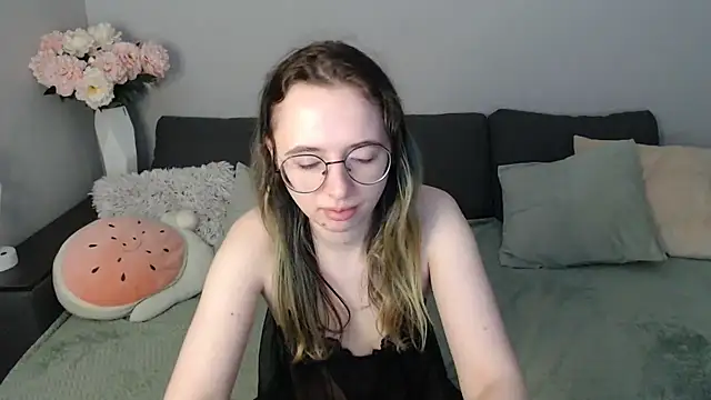 Snapshot of Mini_Diva chatting on 11.01.25 Mini Diva online show from 11.01.25