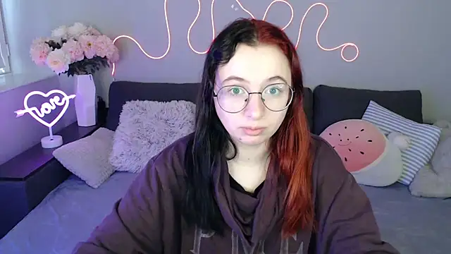 Snapshot of Mini_Diva chatting on 11.07.25 Mini Diva online show from 11.07.25