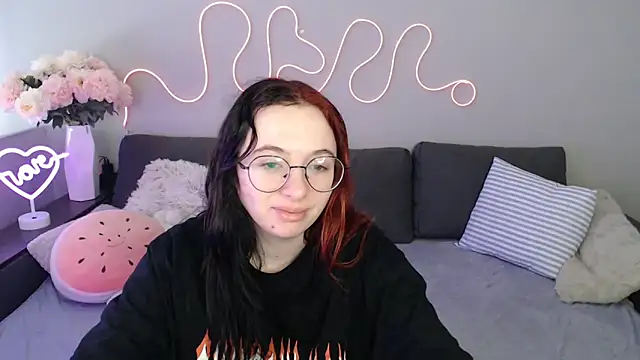 Snapshot of Mini_Diva chatting on 11.12.25 Mini Diva online show from 11.12.25