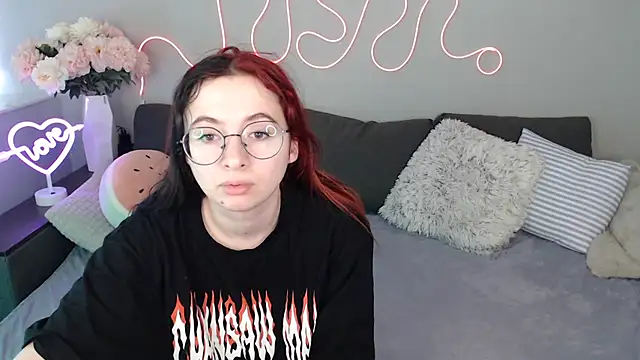 Snapshot of Mini_Diva chatting on 11.15.25 Mini Diva online show from 11.15.25