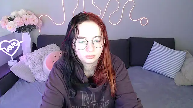 Snapshot of Mini_Diva chatting on 11.16.25 Mini Diva online show from 11.16.25