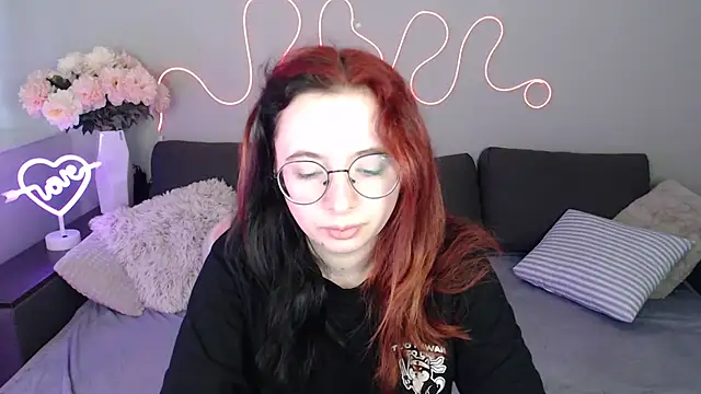 Snapshot of Mini_Diva chatting on 11.18.25 Mini Diva online show from 11.18.25