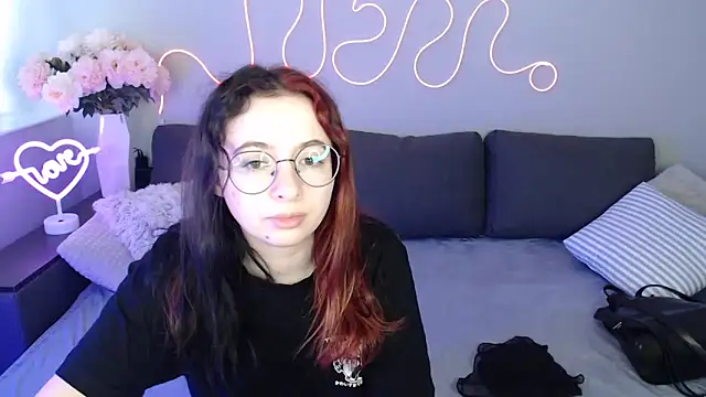 Snapshot of Mini_Diva chatting on 11.19.25 Mini Diva online show from 11.19.25