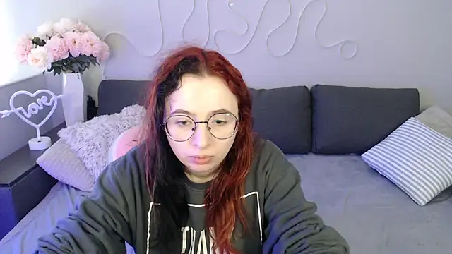 Snapshot of Mini_Diva chatting on 11.21.25 Mini Diva online show from 11.21.25